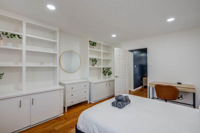 9515 Meadowglen Lane, Houston, TX 77063