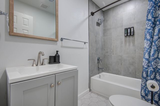 9515 Meadowglen Lane, Houston, TX 77063