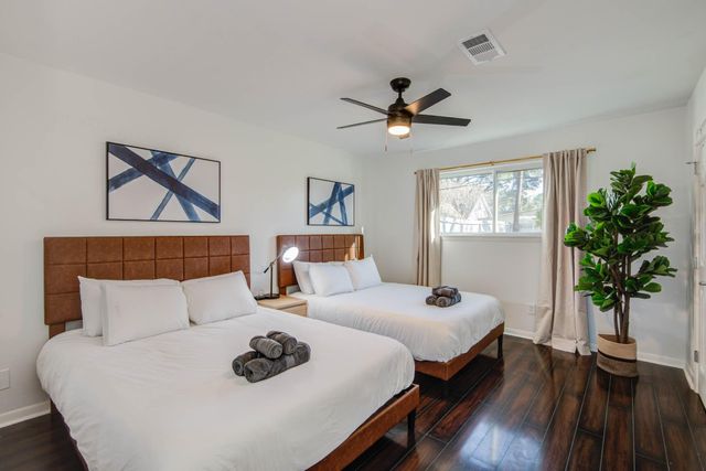 9515 Meadowglen Lane, Houston, TX 77063