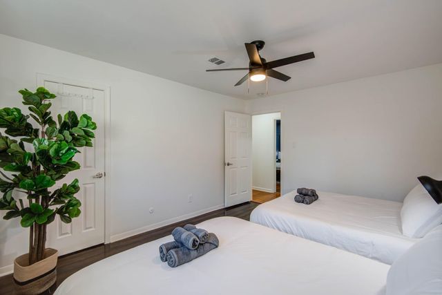 9515 Meadowglen Lane, Houston, TX 77063