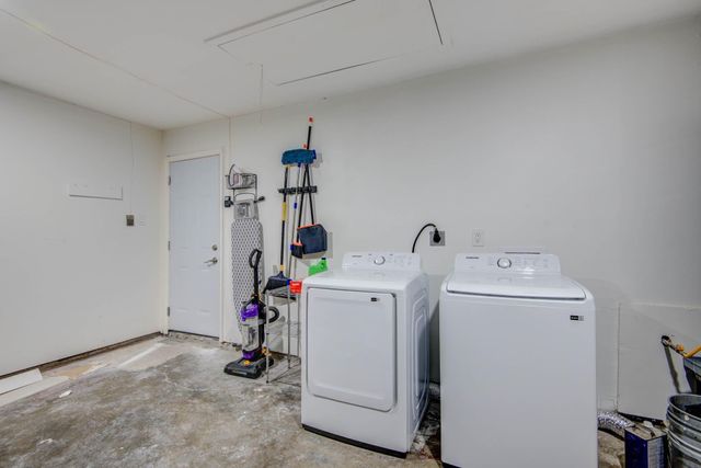 9515 Meadowglen Lane, Houston, TX 77063