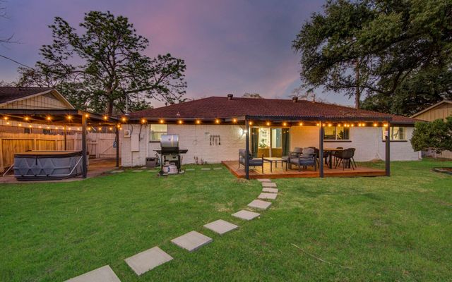 9515 Meadowglen Lane, Houston, TX 77063