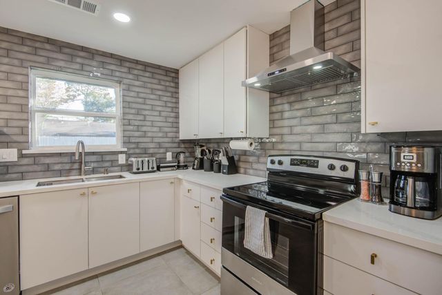 9515 Meadowglen Lane, Houston, TX 77063