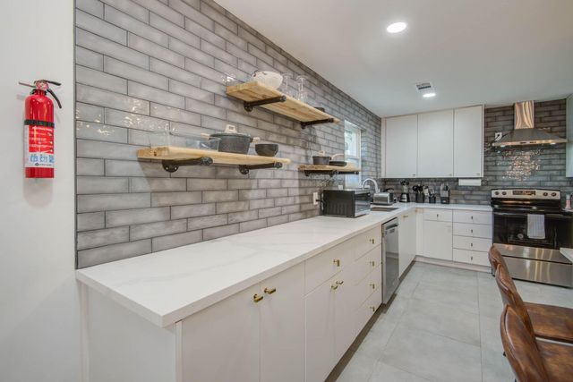 9515 Meadowglen Lane, Houston, TX 77063