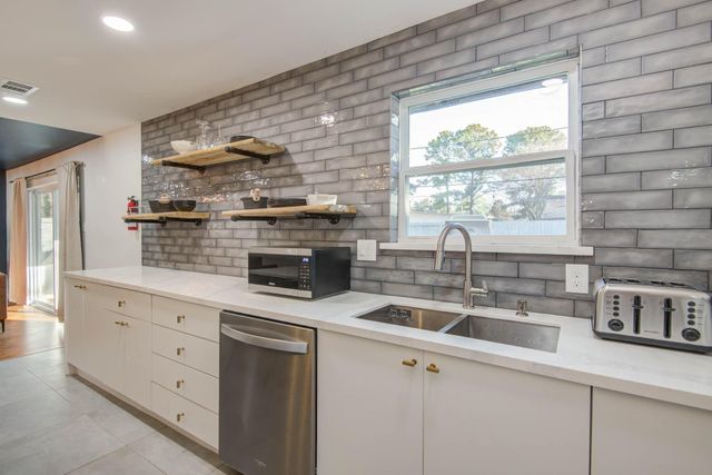 9515 Meadowglen Lane, Houston, TX 77063