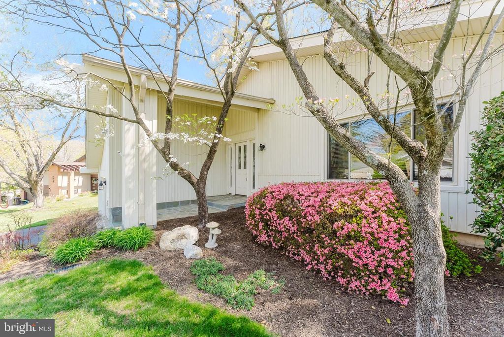 Image 10 of property listing at 5915 LOVEJOY CT, Springfield, VA 22152