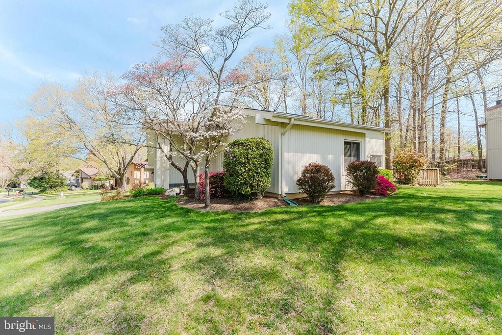 Image 11 of property listing at 5915 LOVEJOY CT, Springfield, VA 22152