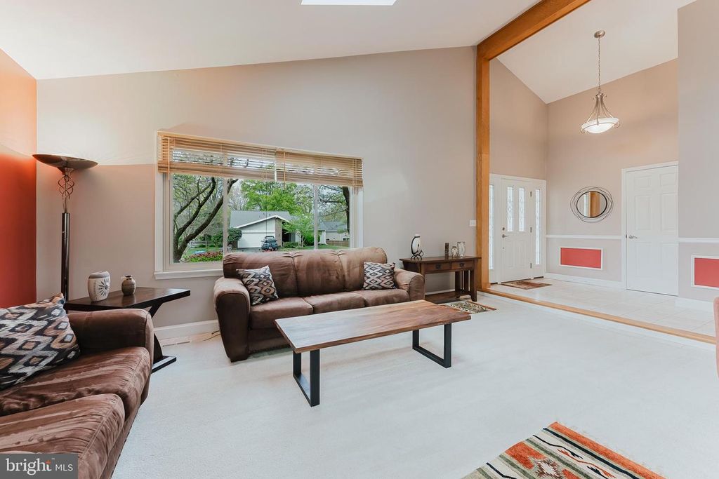 Image 12 of property listing at 5915 LOVEJOY CT, Springfield, VA 22152