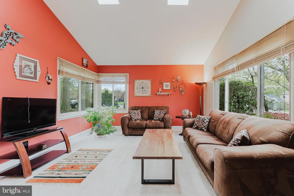 Image 13 of property listing at 5915 LOVEJOY CT, Springfield, VA 22152