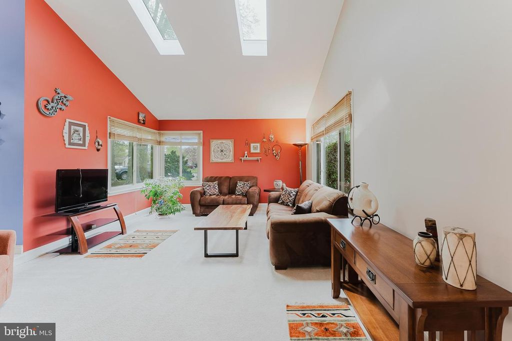 Image 14 of property listing at 5915 LOVEJOY CT, Springfield, VA 22152