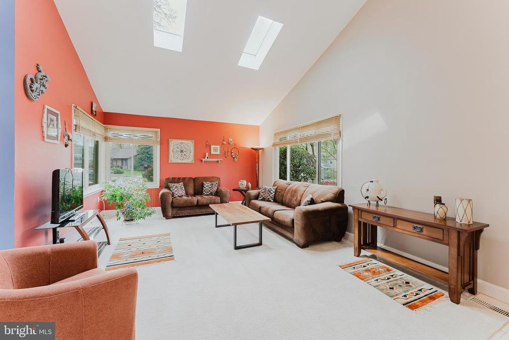 Image 15 of property listing at 5915 LOVEJOY CT, Springfield, VA 22152