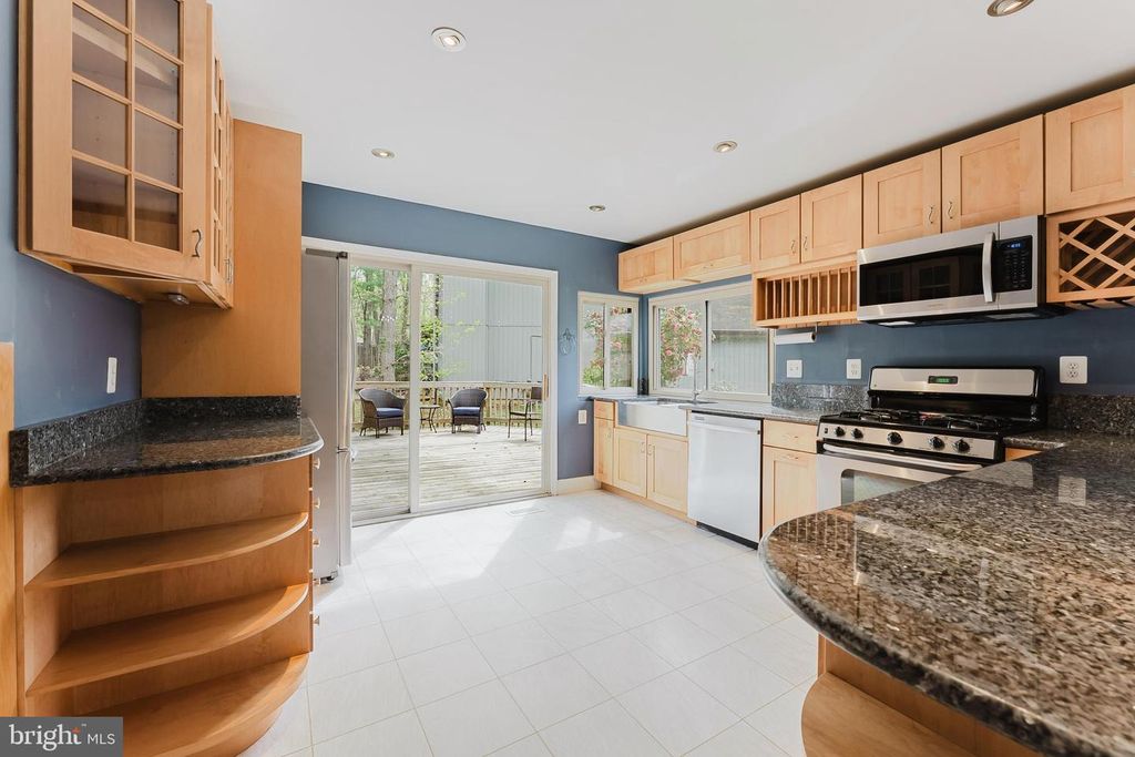 Image 17 of property listing at 5915 LOVEJOY CT, Springfield, VA 22152