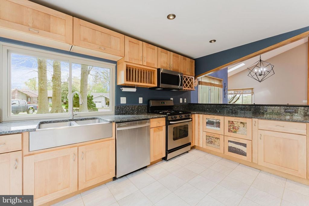 Image 18 of property listing at 5915 LOVEJOY CT, Springfield, VA 22152