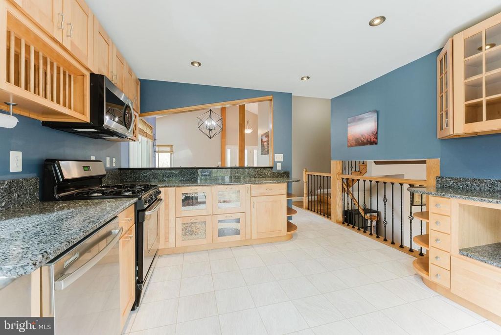 Image 19 of property listing at 5915 LOVEJOY CT, Springfield, VA 22152