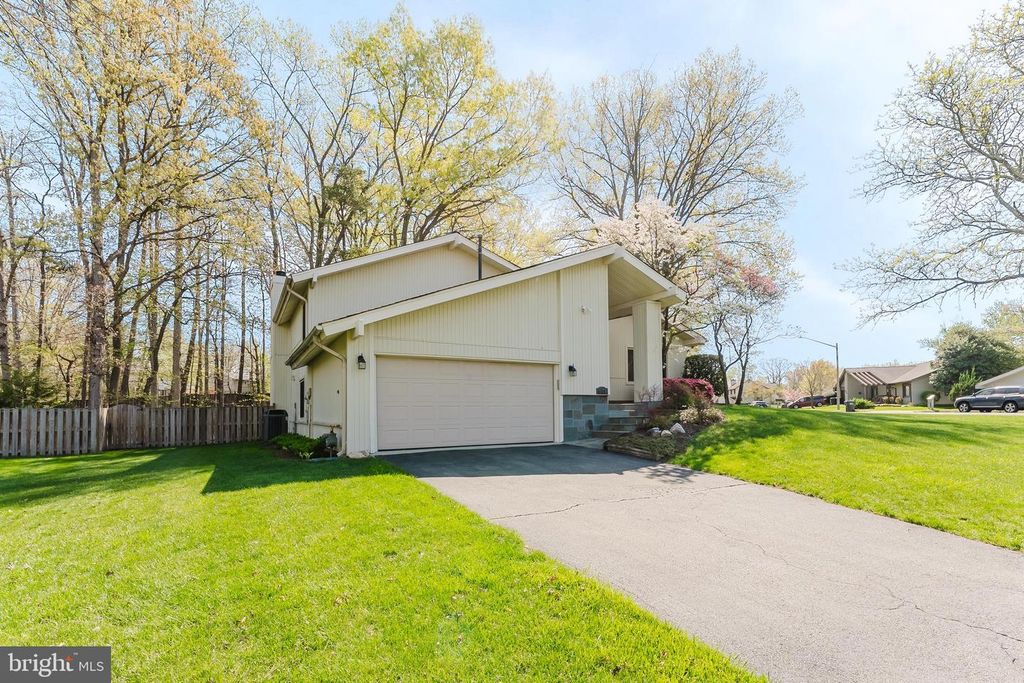 Image 2 of property listing at 5915 LOVEJOY CT, Springfield, VA 22152