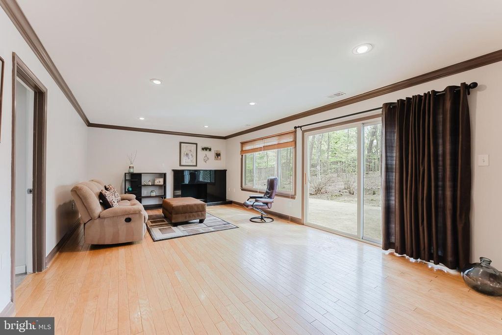 Image 27 of property listing at 5915 LOVEJOY CT, Springfield, VA 22152