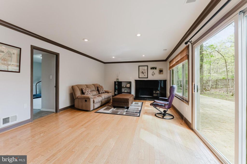 Image 28 of property listing at 5915 LOVEJOY CT, Springfield, VA 22152