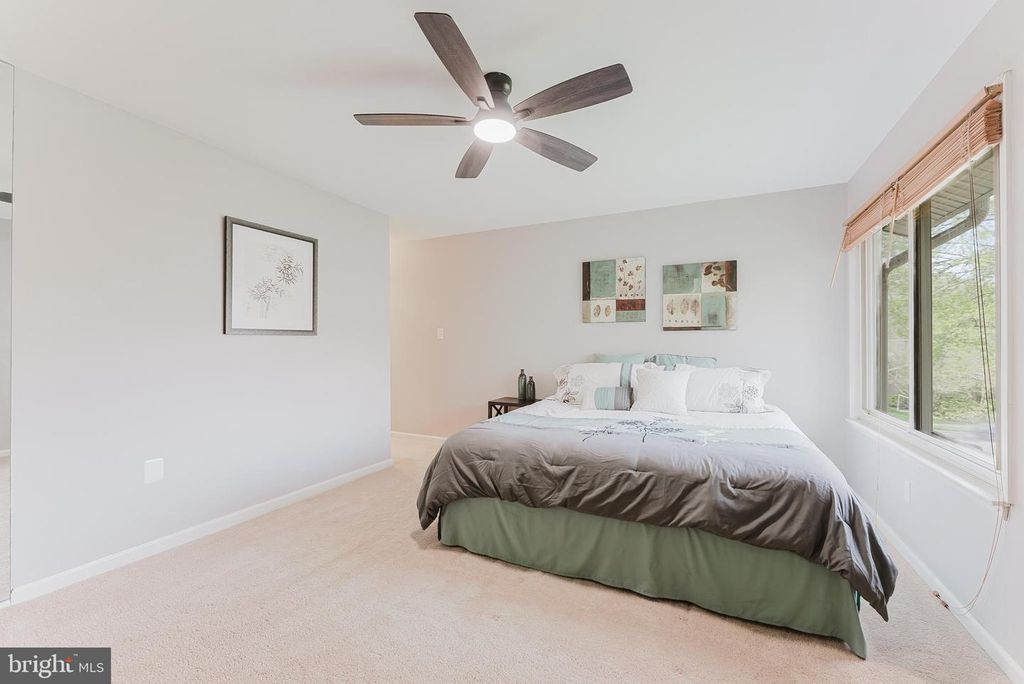 Image 32 of property listing at 5915 LOVEJOY CT, Springfield, VA 22152