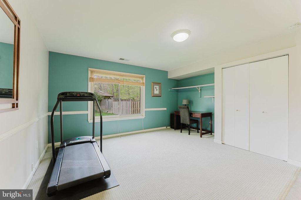 Image 40 of property listing at 5915 LOVEJOY CT, Springfield, VA 22152