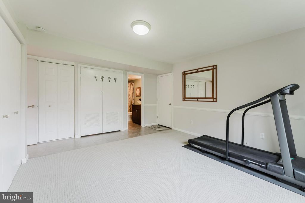 Image 41 of property listing at 5915 LOVEJOY CT, Springfield, VA 22152