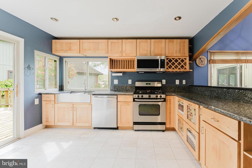 Image 5 of property listing at 5915 LOVEJOY CT, Springfield, VA 22152