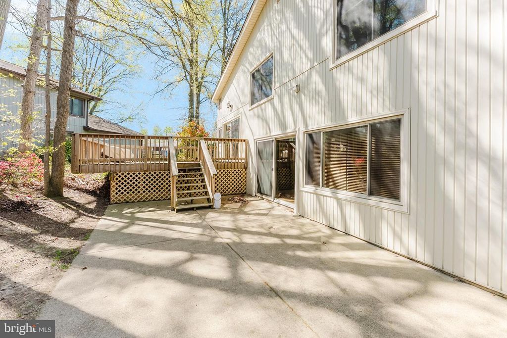 Image 6 of property listing at 5915 LOVEJOY CT, Springfield, VA 22152