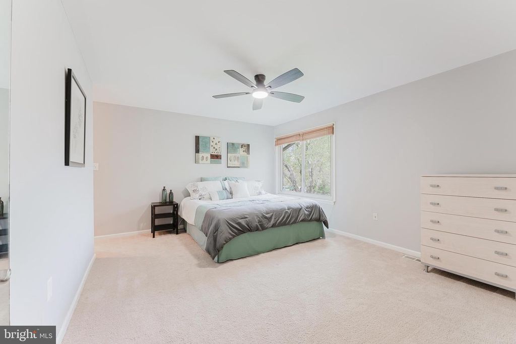 Image 7 of property listing at 5915 LOVEJOY CT, Springfield, VA 22152