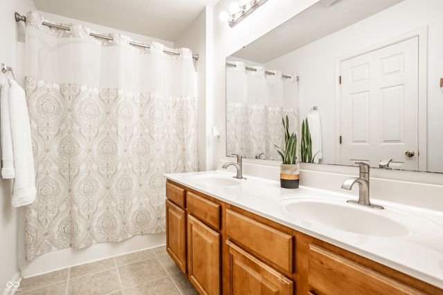10911 Perry Pear Drive, Zionsville, IN 46077