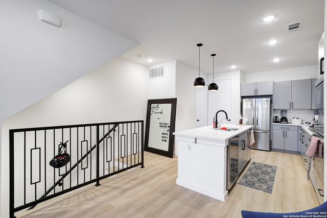 719 E Locust St Unit 2114, San Antonio, TX 78212