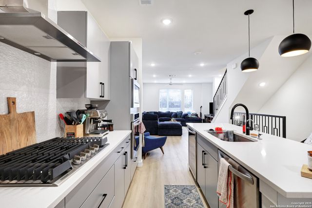 719 E Locust St Unit 2114, San Antonio, TX 78212