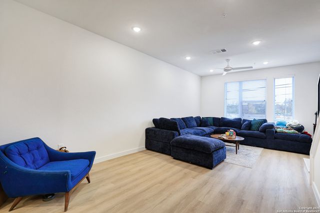 719 E Locust St Unit 2114, San Antonio, TX 78212