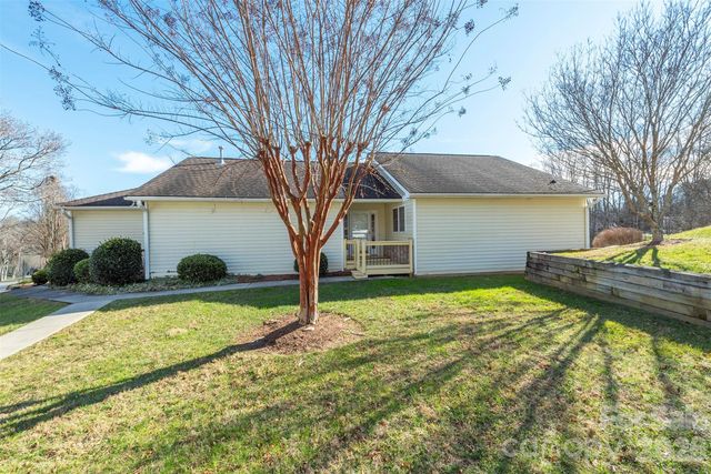 115 Creeks End Circle, Mills River, NC 28759