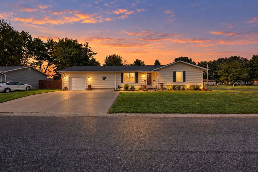 Image 1 of property listing at 102 Lamar Drive, Salem, IL 62881