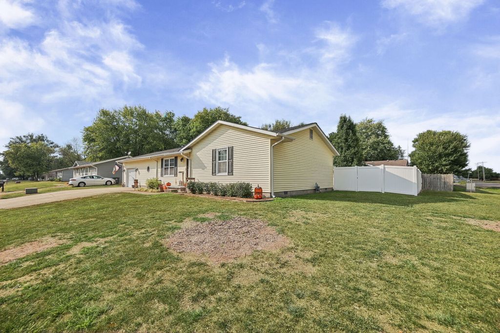 Image 2 of property listing at 102 Lamar Drive, Salem, IL 62881