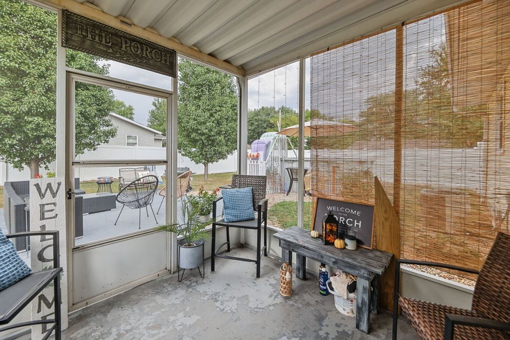 Image 11 of property listing at 102 Lamar Drive, Salem, IL 62881