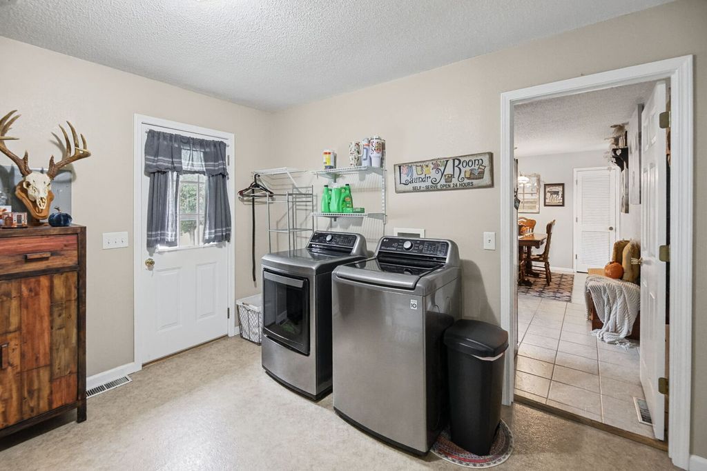Image 12 of property listing at 102 Lamar Drive, Salem, IL 62881