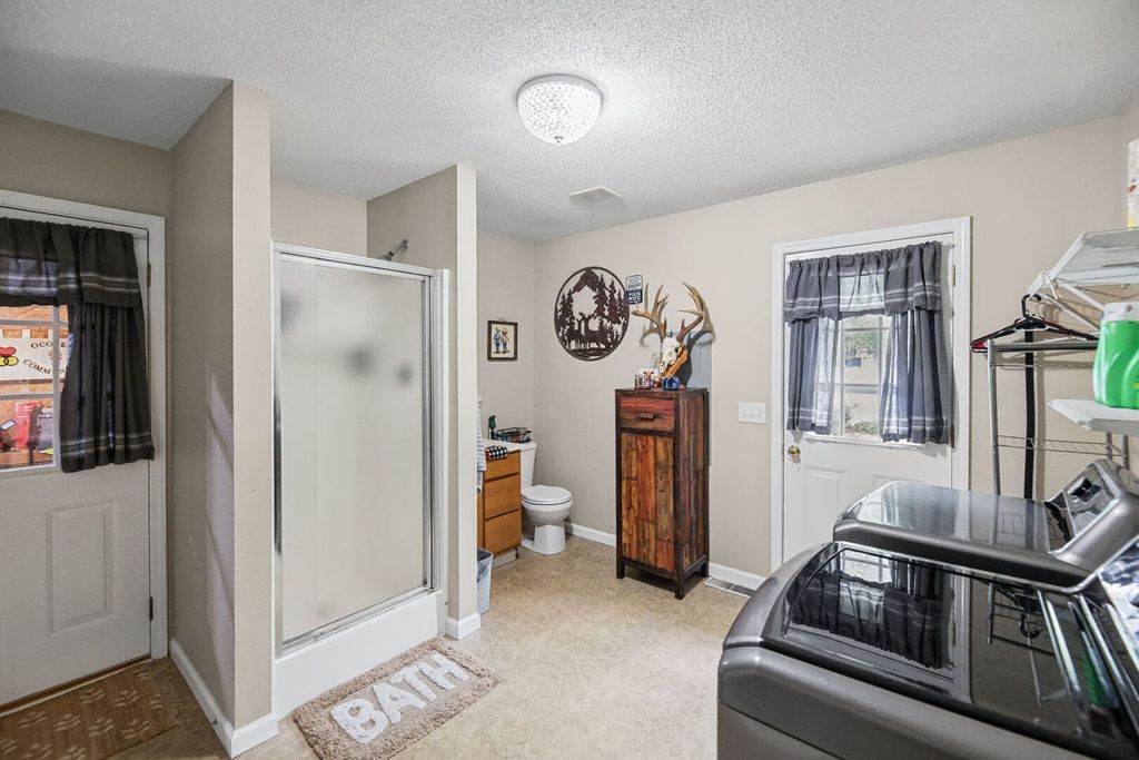 Image 13 of property listing at 102 Lamar Drive, Salem, IL 62881
