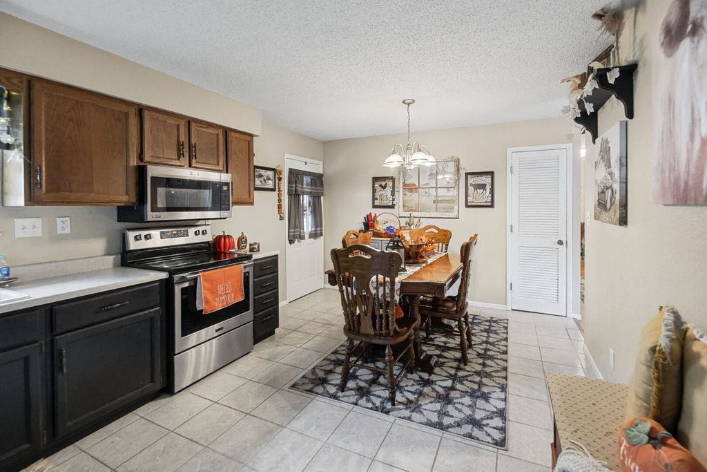 Image 14 of property listing at 102 Lamar Drive, Salem, IL 62881