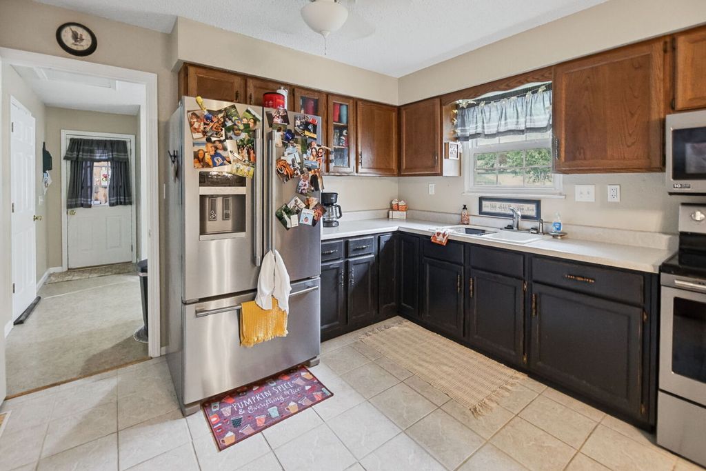 Image 15 of property listing at 102 Lamar Drive, Salem, IL 62881
