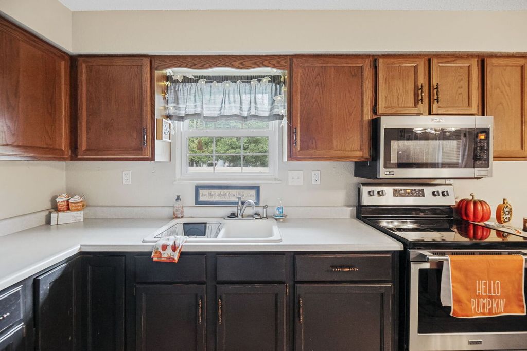 Image 16 of property listing at 102 Lamar Drive, Salem, IL 62881