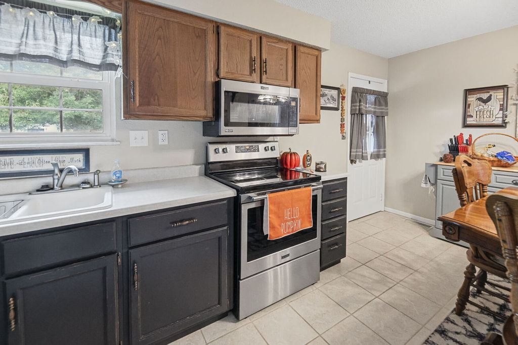 Image 17 of property listing at 102 Lamar Drive, Salem, IL 62881