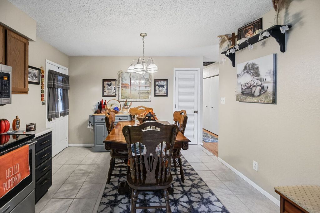 Image 18 of property listing at 102 Lamar Drive, Salem, IL 62881