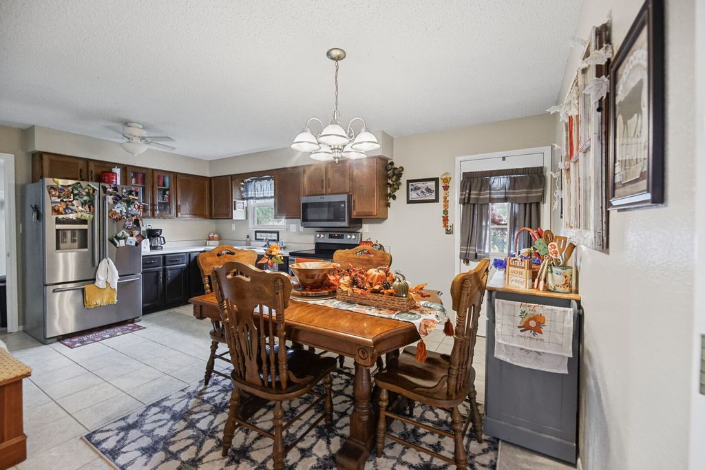 Image 19 of property listing at 102 Lamar Drive, Salem, IL 62881