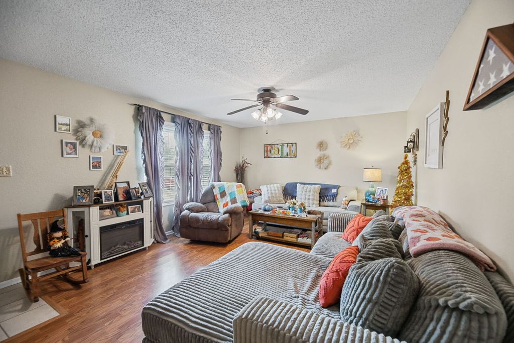 Image 20 of property listing at 102 Lamar Drive, Salem, IL 62881