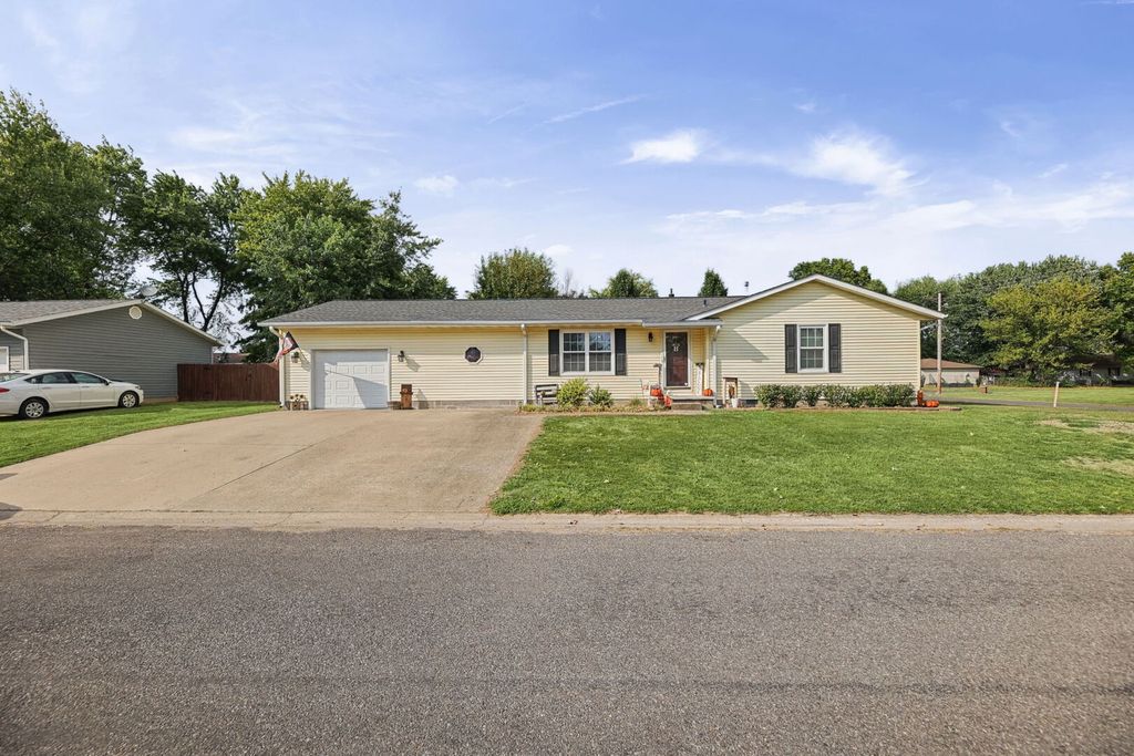 Image 3 of property listing at 102 Lamar Drive, Salem, IL 62881