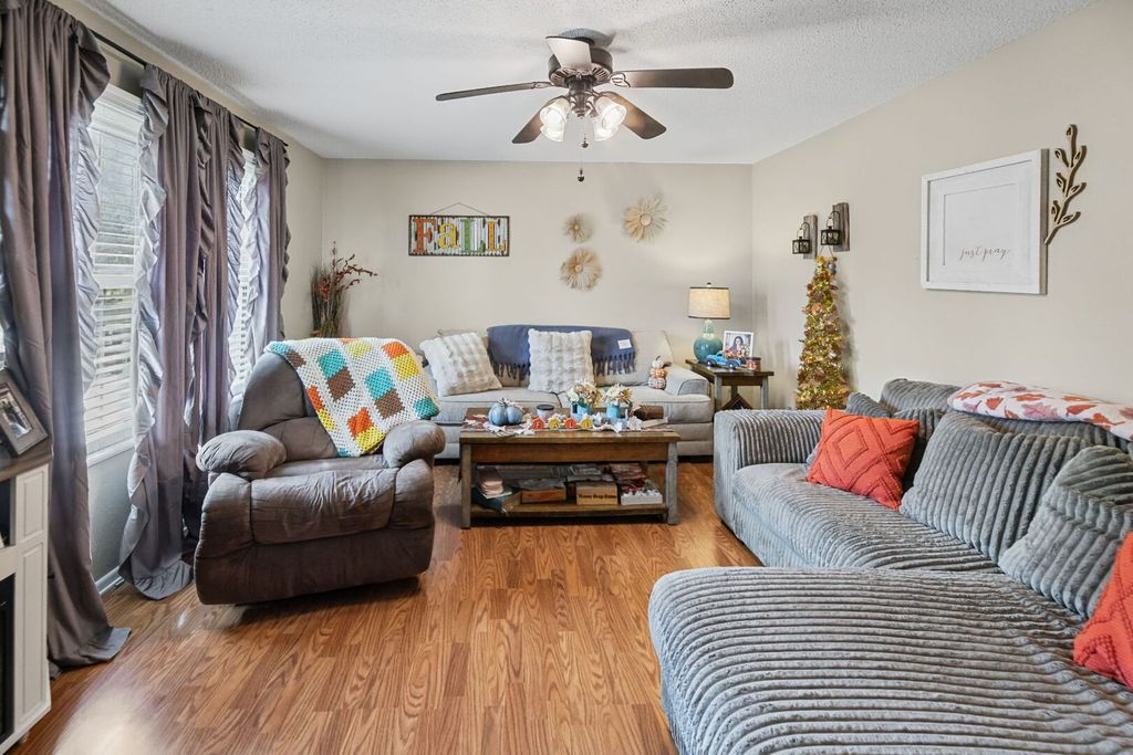 Image 22 of property listing at 102 Lamar Drive, Salem, IL 62881