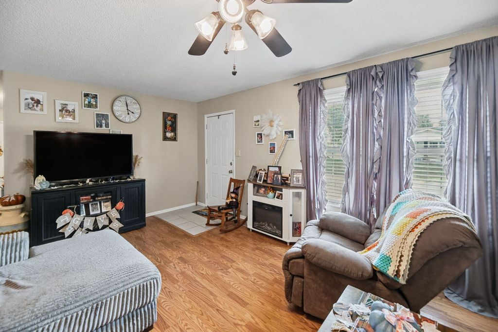 Image 23 of property listing at 102 Lamar Drive, Salem, IL 62881