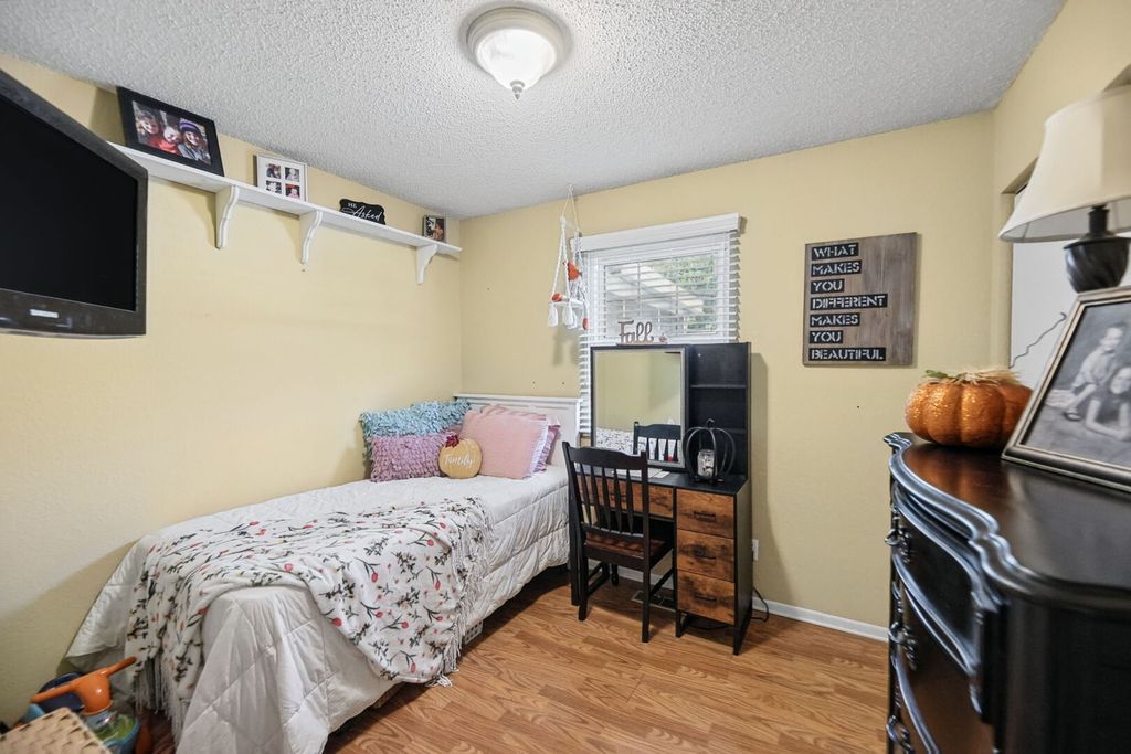Image 27 of property listing at 102 Lamar Drive, Salem, IL 62881