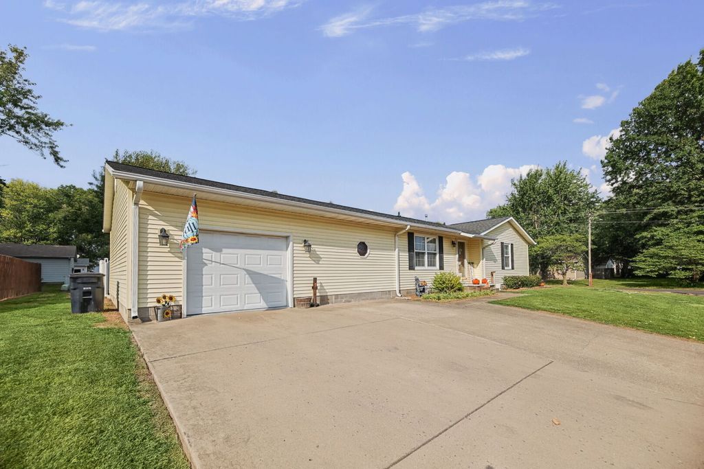 Image 4 of property listing at 102 Lamar Drive, Salem, IL 62881