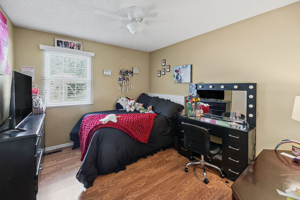 Image 31 of property listing at 102 Lamar Drive, Salem, IL 62881